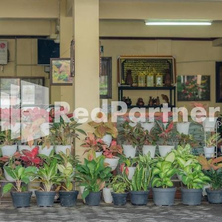 Vandhela Homestay Syariah Mitra Reddoorz Surabaya Exterior photo