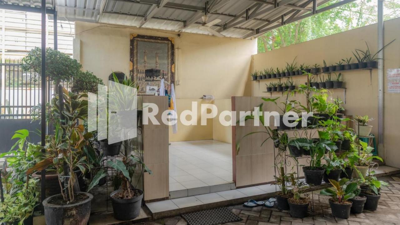 Vandhela Homestay Syariah Mitra Reddoorz Surabaya Exterior photo