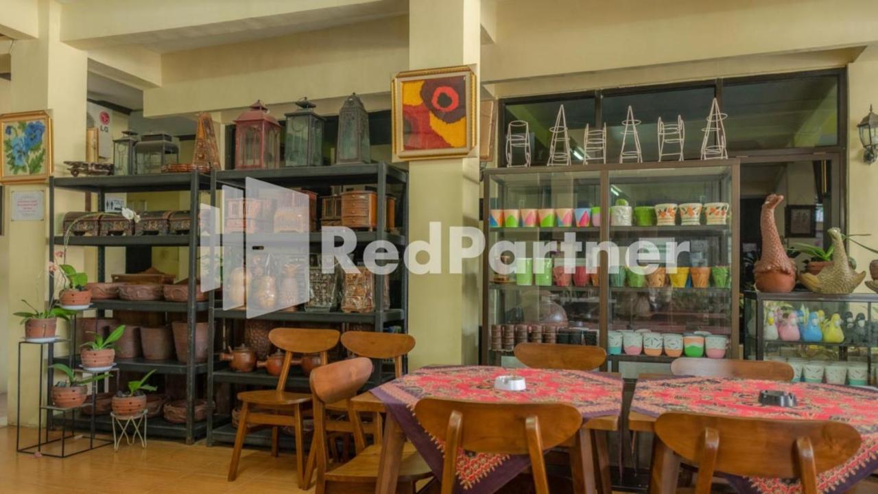 Vandhela Homestay Syariah Mitra Reddoorz Surabaya Exterior photo