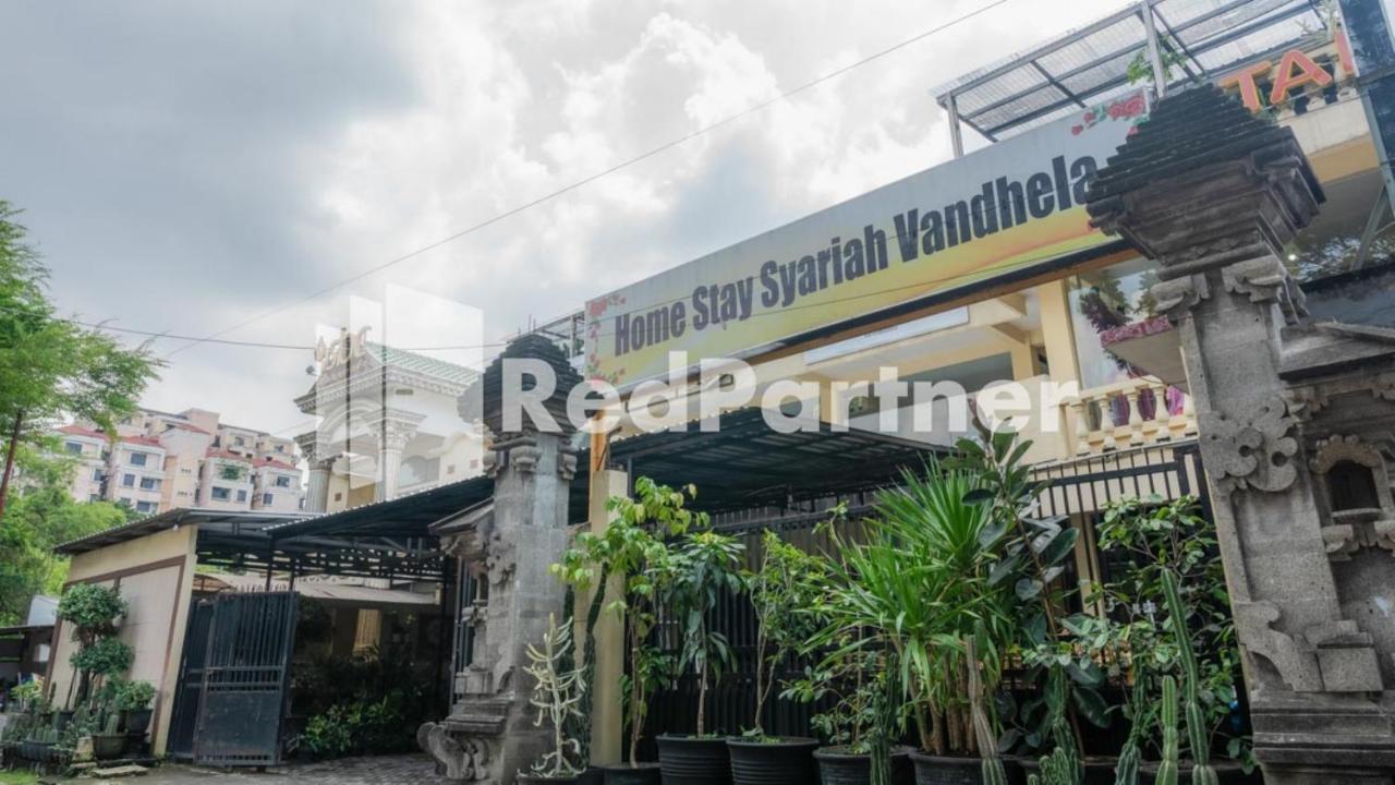 Vandhela Homestay Syariah Mitra Reddoorz Surabaya Exterior photo